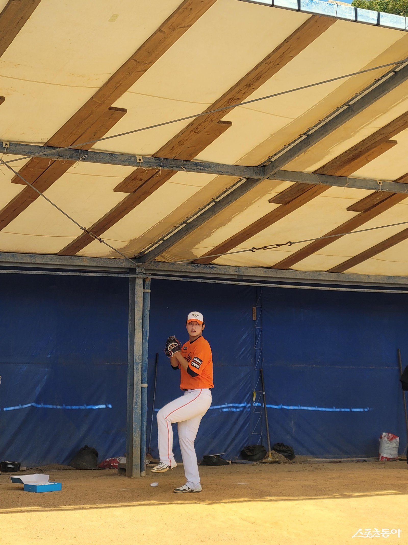 한화 문동주가 24일 일본 오키나와 아카마구장서 부상 후 두 번째 불펜 피칭을 실시하고 있다. 문동주는 “최대한 시즌에 맞춰 들어갈 수 있도록 몸을 만들고 싶은 욕심”이라며 강한 회복 의지를 밝혔다. 오키나와|장은상 기자 award@donga.com