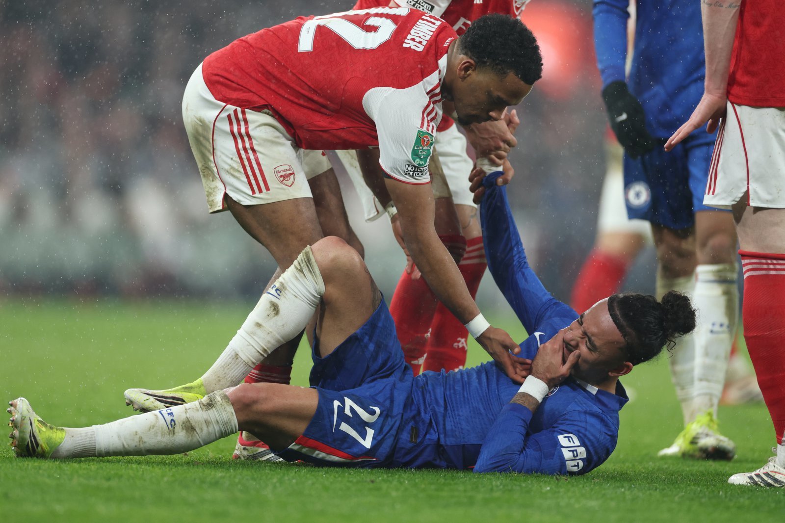 첼시 말로 구스토(가운데)가 4일(한국시간) 아스널과 원정경기 도중 부상을 당해 그라운드에 쓰러져 있다. 런던|AP뉴시스