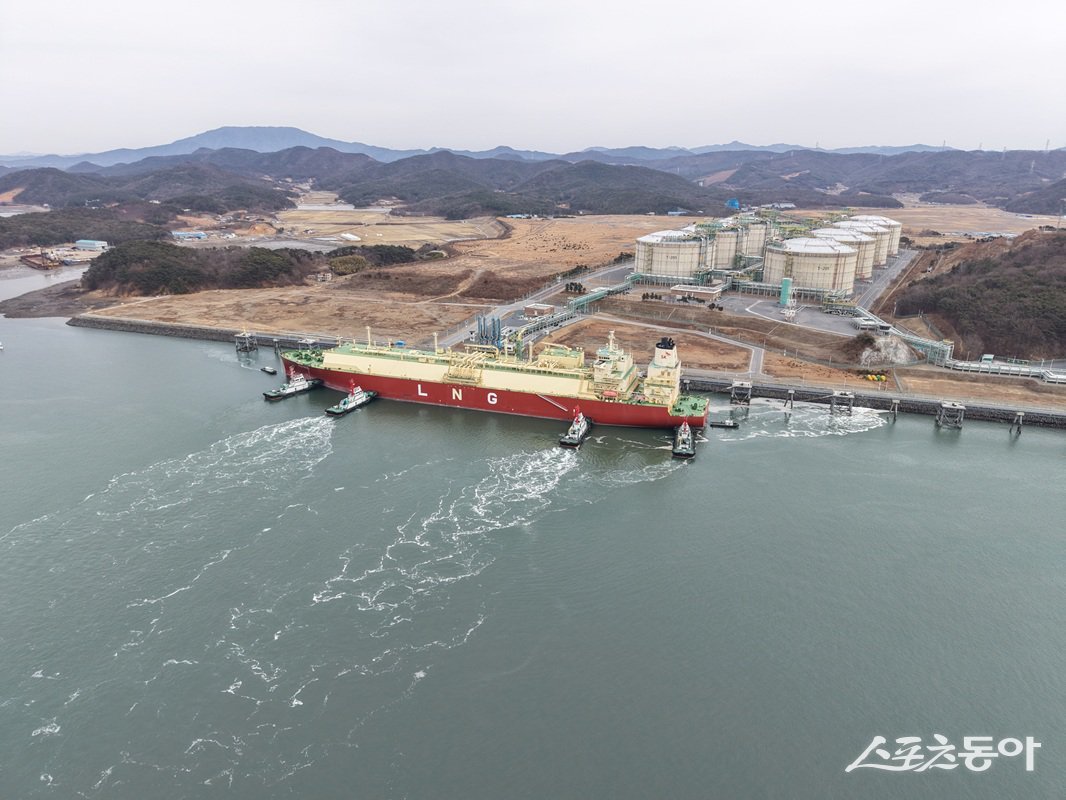 SK이노베이션 E&S의 LNG수송선이 23일 호주 바로사 가스전에서 생산된 LNG를 싣고 보령 LNG터미널에 처음 입항하고 있다. 사진제공｜SK이노베이션