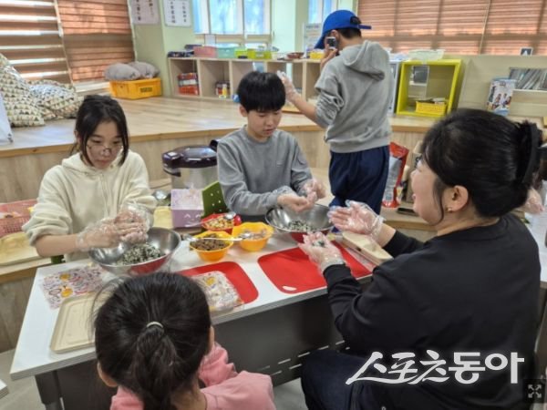 문경시청소년문화의집이 지난 21일 점심시간에 맞춰 겨울방학 체험 프로그램 ‘청소년이랑 피크닉 가자!’를 운영하고 있는 모습. 사진제공ㅣ문경시