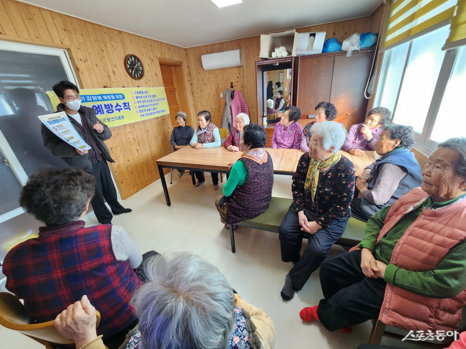 곡성군보건의료원 관계자가 마을 경로당에 방문해 감염병 예방 교육을 추진하고 있다. 사진제공│곡성군