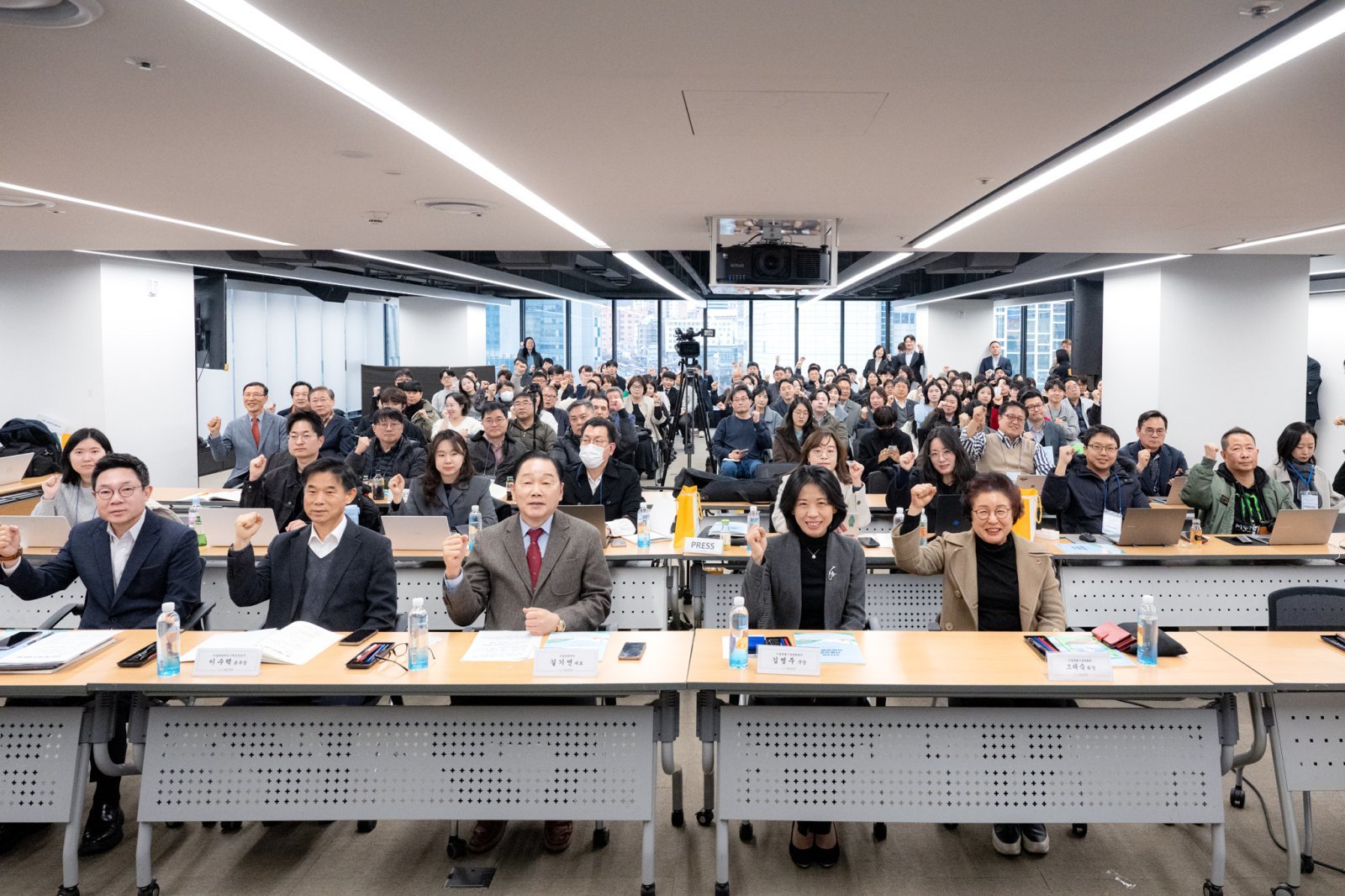 파이팅을 외치며 기념촬영을 하고 있는 2026년 서울 관광사업 설명회 참석자들.     사진제공 ｜ 서울관광재단