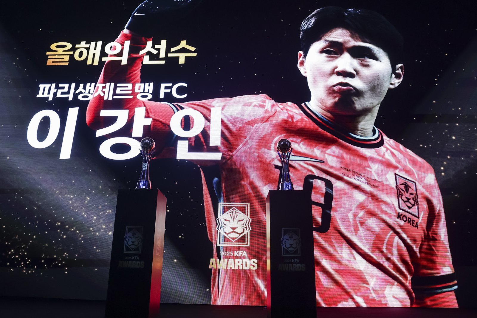 [SD 천안 라이브] 한국축구 ‘이강인 시대’ 활짝! KFA ‘올해의 선수’ 첫 수상 “월드컵의 2026년, 2025년보다 더 뜻깊게”…지도자상은 수원 이정효 감독