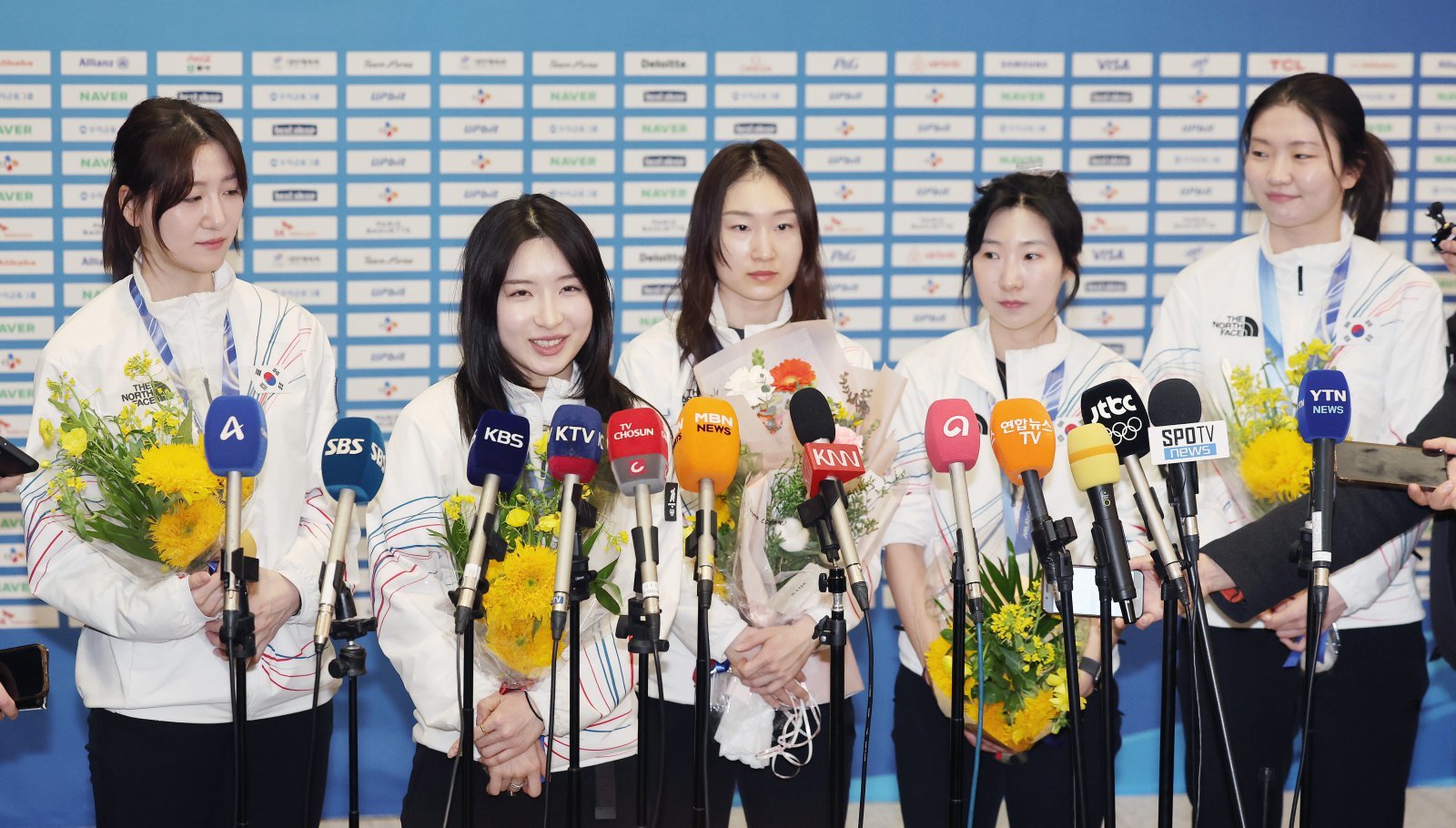 밀라노올림픽 쇼트트랙 여자 3000m 계주 우승을 합작한 노도희, 김길리, 최민정, 이소연, 심석희(왼쪽부터)가 24일 인천국제공항 제2터미널을 통해 귀국한 뒤 인터뷰를 하고 있다. 인천국제공항|뉴시스