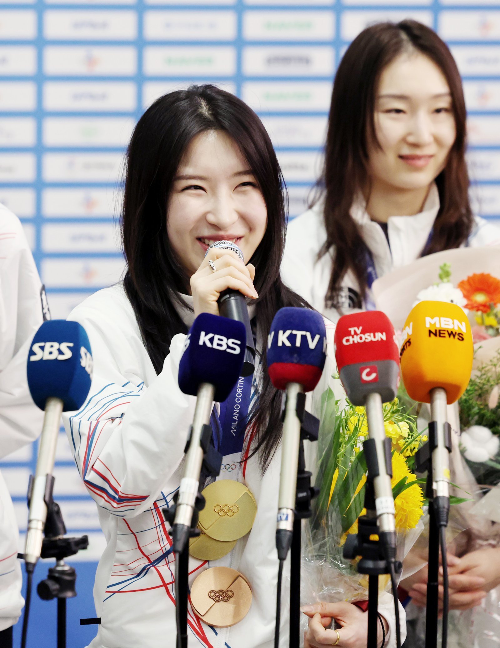 여자쇼트트랙대표팀 김길리가 24일 인천국제공항 제2터미널을 통해 귀국한 뒤 메달 3개를 목에 걸고 인터뷰를 하고 있다. 인천국제공항|뉴시스