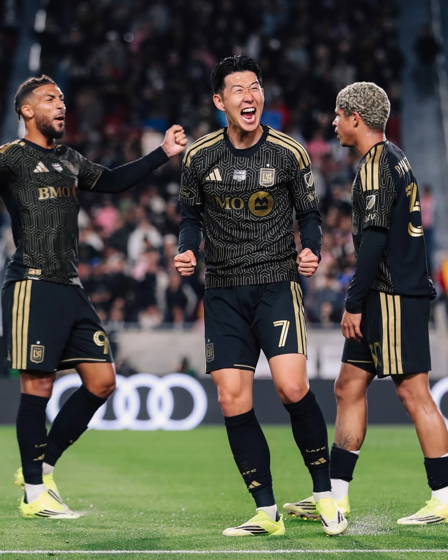 LAFC 최전방을 책임지는 손흥민(7번)과 드니 부앙가(왼쪽), 다비드 마르티네스가 22일(한국시간) LA 메모리얼 콜리세움서 열린 인터 마이애미와 MLS 개막전을 완승한 뒤 환호하고 있다. 사진출처|LAFC 페이스북