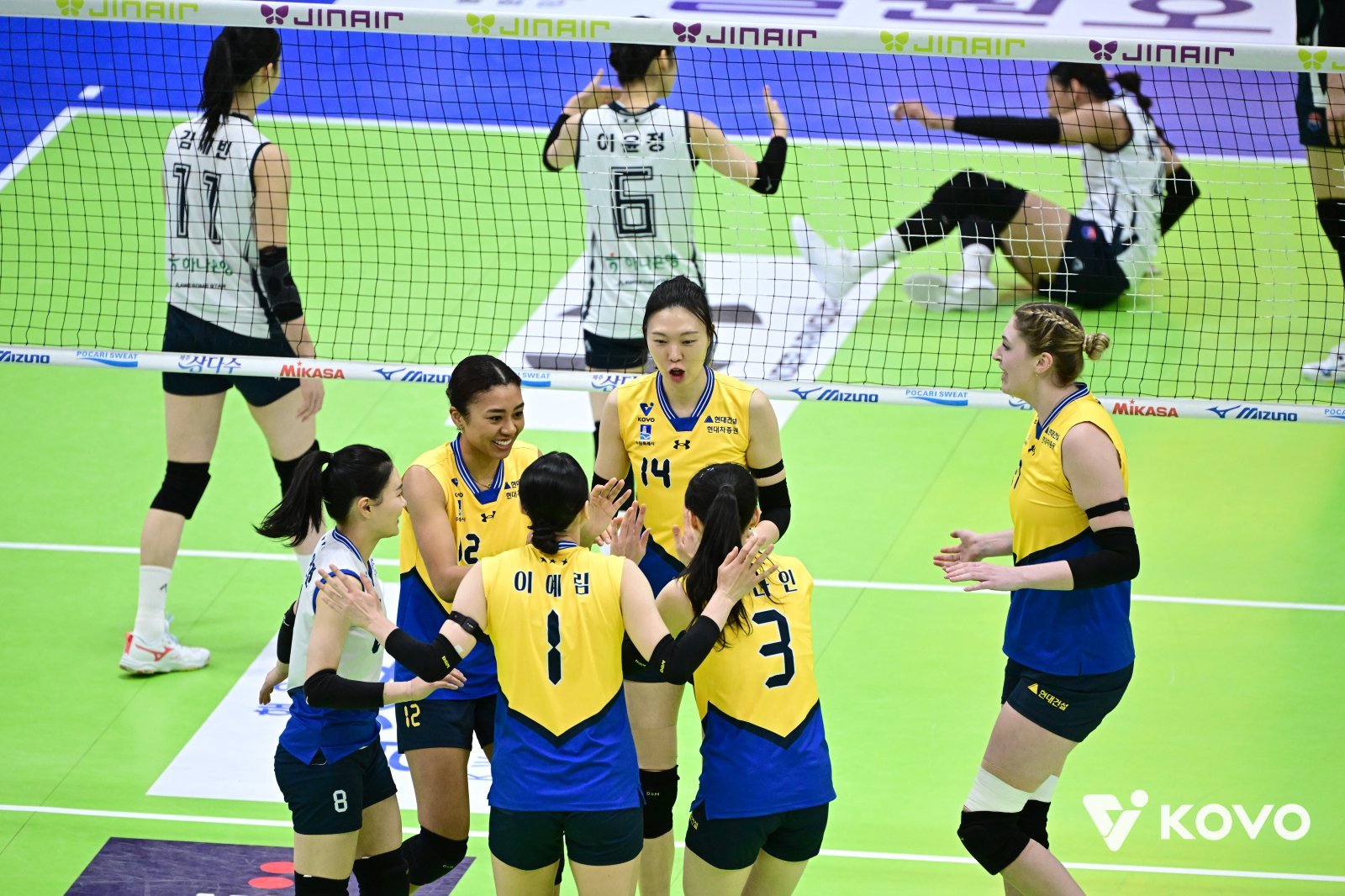 [SD 수원 라이브] 카리 27득점 & 자스티스 19득점…완벽한 공격 균형 이룬 현대건설, 풀세트 끝 한국도로공사 3-2 꺾고 챔피언 결정전 직행 희망 이어가