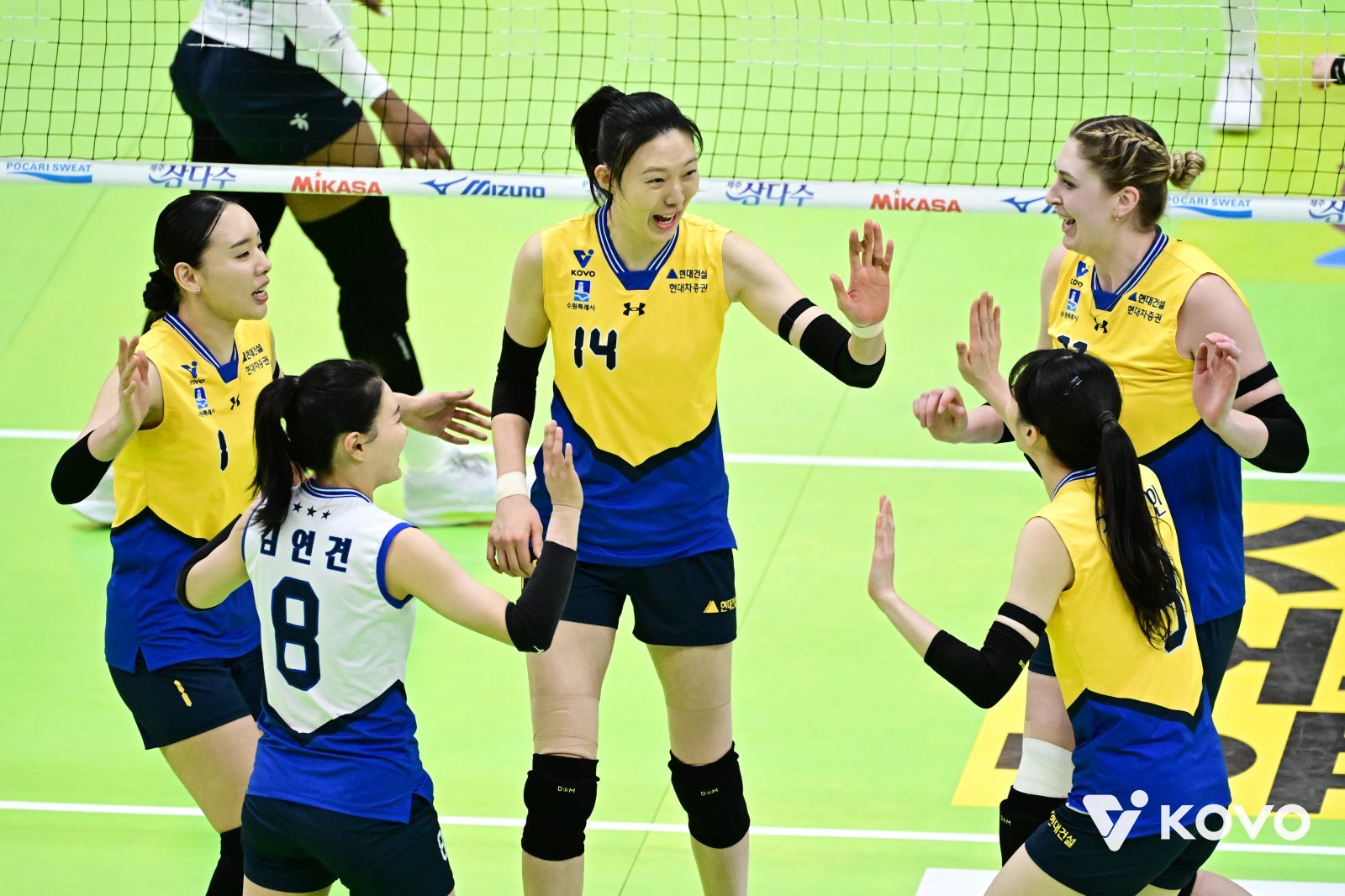 양효진(14번) 등 현대건설 선수들이 24일 수원체육관서 열린 V리그 여자부 홈경기에서 한국도로공사를 상대로 팀 득점을 올리자 기뻐하고 있다. 사진제공|KOVO