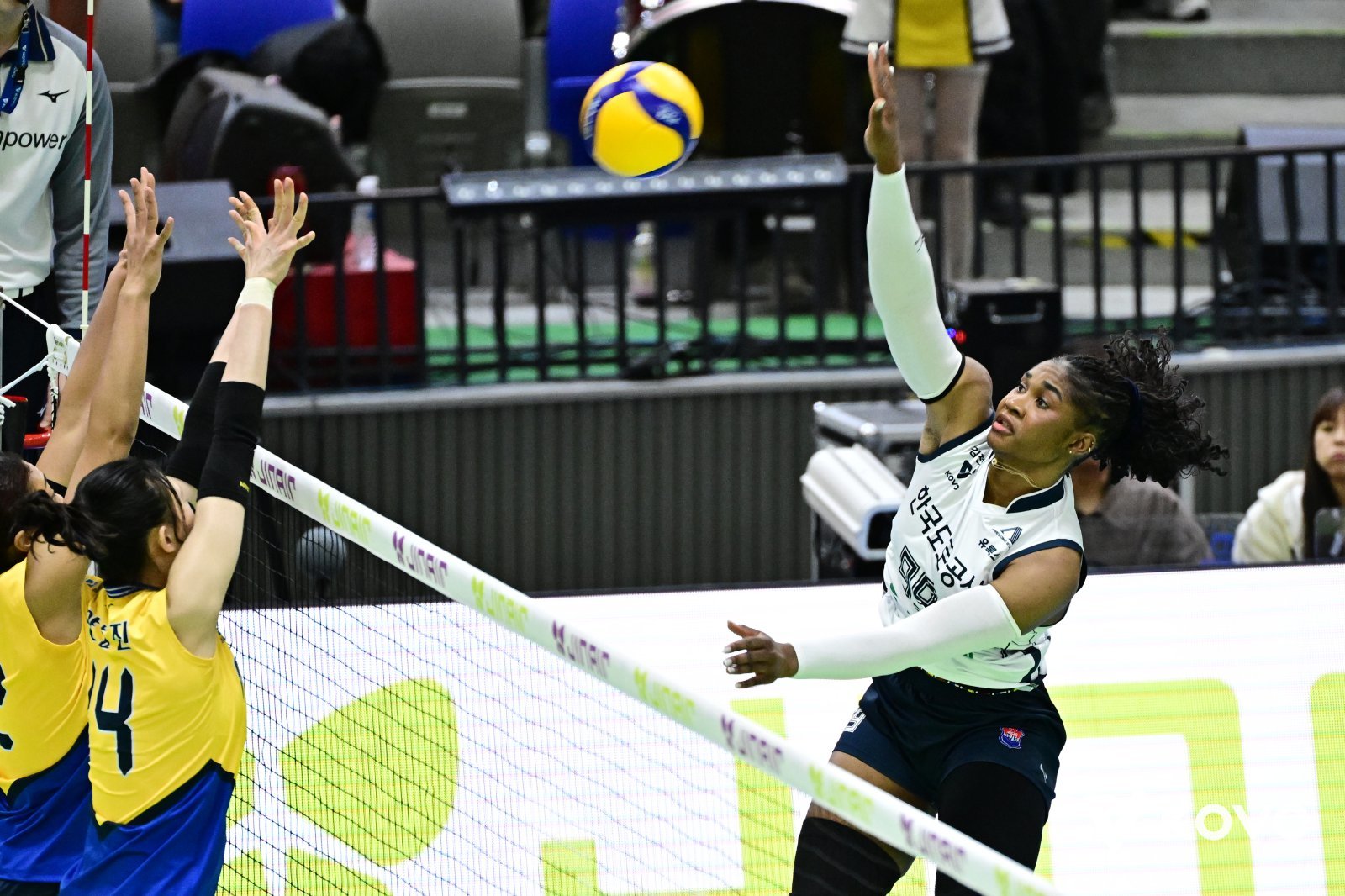 한국도로공사 모마(오른쪽)가 24일 수원체육관서 열린 V리그 여자부 원정경기에서 현대건설 블로킹을 피해 스파이크 공격을 하고 있다. 사진제공|KOVO