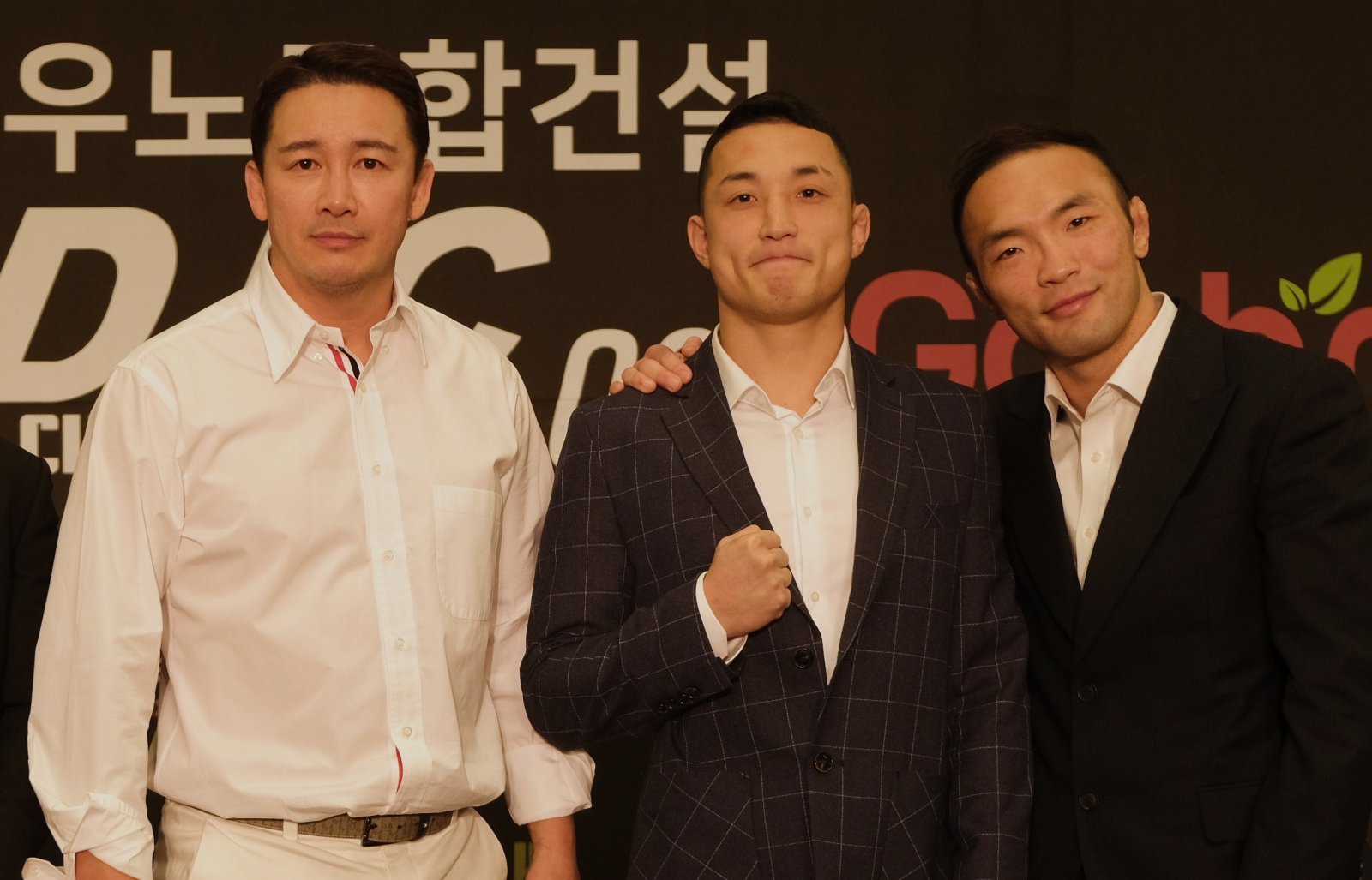 김수철과 양지용이 3월 15일 서울 장충체육관서 상금 1억 원을 놓고 글로벌 토너먼트 결승전 재대결을 벌인다. 로드FC는 지난해 12월 열린 둘의 1차전에서 ‘버팅 반칙’이 나왔다고 판정해 둘의 재대결을 추진했다. 사진은 오른쪽부터 김수철, 양지용, 로드FC 정문홍 회장. 사진제공|로드FC