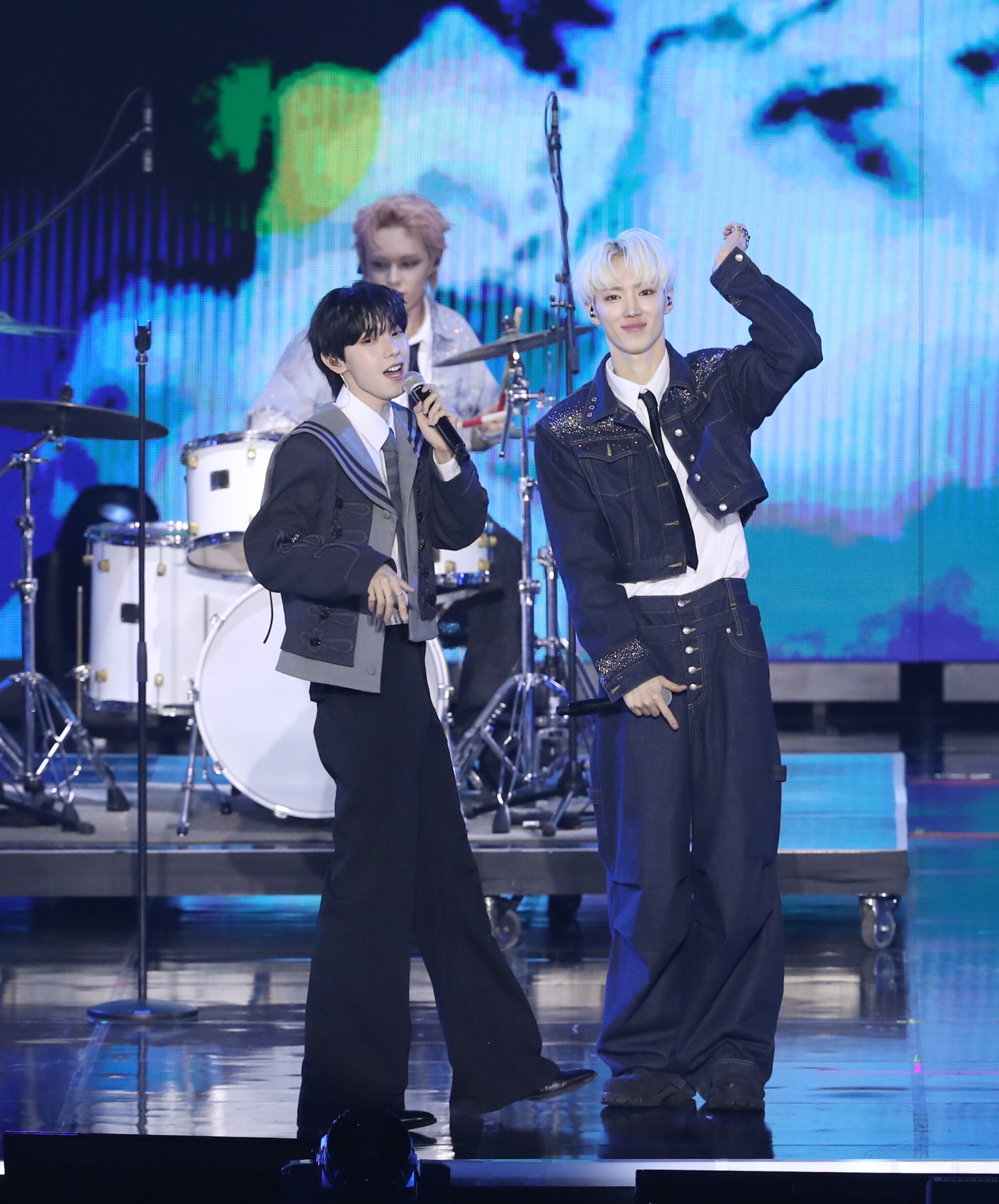 11일 열린 제2회 디 어워즈에서 ‘첫 컬래버’로 시상식 오프닝을 장식한 에이엠피의 하유준( 오른쪽)과 최립우 스포츠동아DB