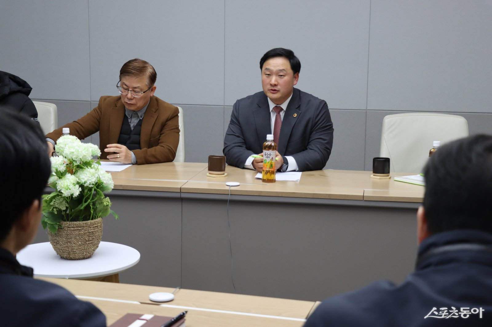 고준호 경기도의원(국민의힘·파주1)이 지난 24일 파주시 봉암리에 위치한 파주에너지서비스를 다시 찾아 관리 기준 보완과 투명한 정보 공개 체계 구축, 주민 체감형 환원 구조 재검토를 요구했다. 사진제공|고준호 의원
