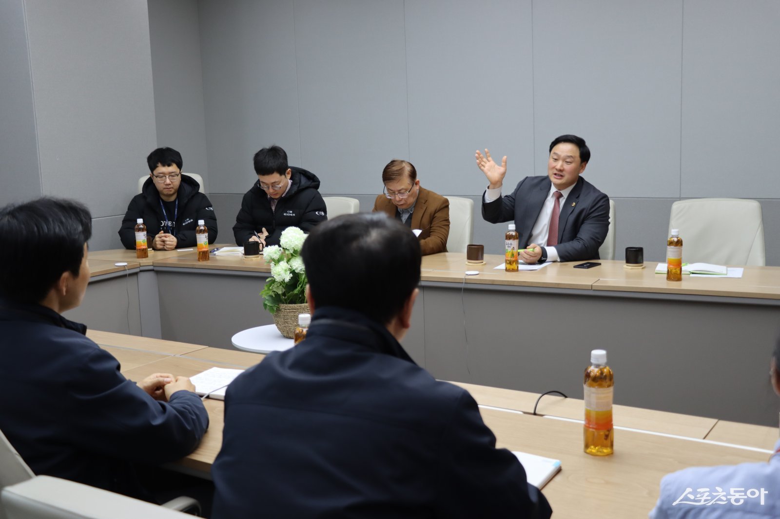 고준호 경기도의원(국민의힘·파주1)이 지난 24일 파주시 봉암리에 위치한 파주에너지서비스를 다시 찾아 관리 기준 보완과 투명한 정보 공개 체계 구축, 주민 체감형 환원 구조 재검토를 요구했다. 사진제공|고준호 의원