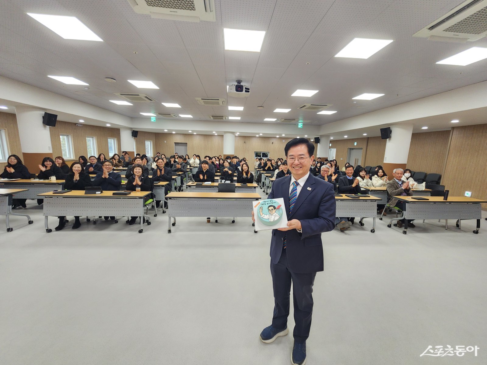 경기복지재단(대표이사 이용빈)은 지난 24일 대표이사 취임 1주년을 맞아 지난 1년간의 성과를 점검하고, ‘도민 중심 혁신경영’을 바탕으로 경기도 복지의 미래를 선도하겠다고 밝혔다. 사진제공｜경기복지재단