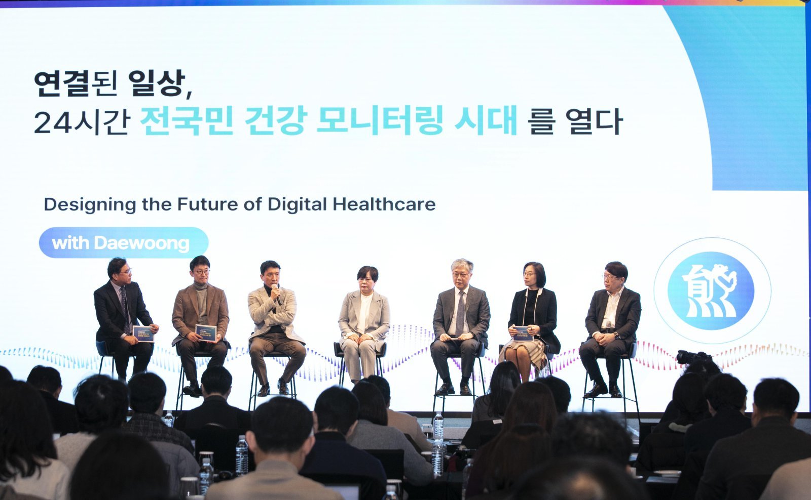 ‘올뉴씽크’ 비전 발표. 왼쪽부터 박형철 대웅제약 ETC 본부장, 이영신 씨어스테크놀로지 대표, 양문술 대한병원협회 미래헬스케어위원회 위원장, 이규민 중소병원간호사회 회장, 조재형 아이쿱 대표, 박선희 스카이랩스 상무, 김용식 퍼즐에이아이 대표. 사진제공|대웅제약