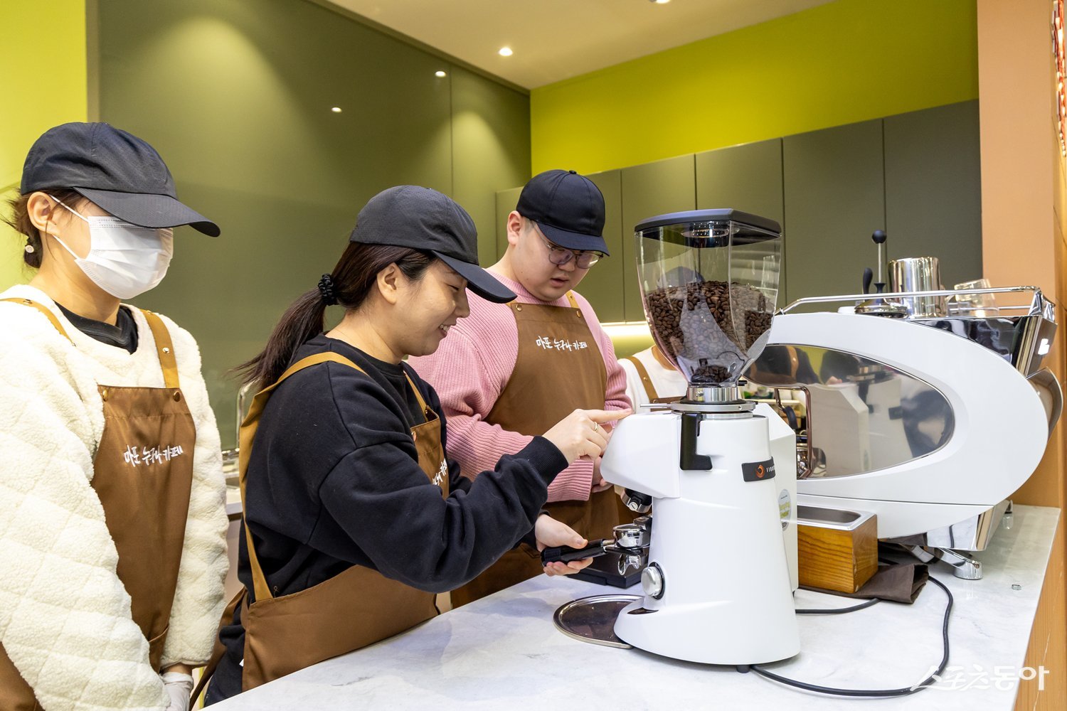 마포 ‘누구나 카페’ 2호점에서 장애인 공동대표와 매니저가 커피를 내리고 있다. 마포구 제공