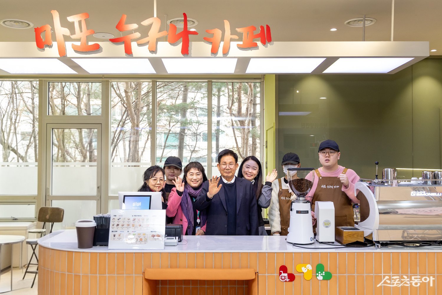 박강수 마포구청장이 ‘마포 누구나 카페’ 2호점 개소식에 참석해 장애인 공동대표 및 관계자들과 함께 기념촬영을 하고 있다. 마포구 제공