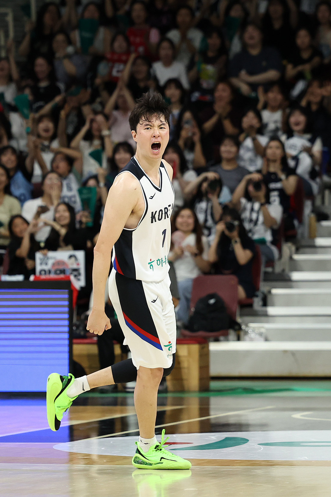 이현중이 지난해 7월 안양정관장아레나서 열린 일본과 남자농구 평가전서 득점한 뒤 포효하고 있다. 뉴시스