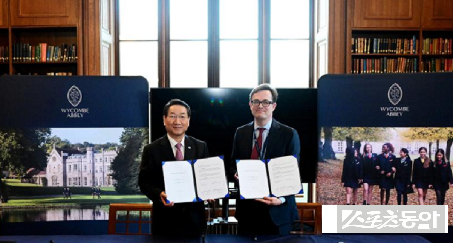 유정복 인천시장이 영국 위컴 애비 스쿨(Wycombe Abbey School)을 방문해 피터 워렌 이사장과 MOU를 체결한 뒤 기념촬영을 하고 있다. 사진제공｜인천시 제공