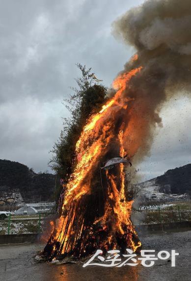 6 2025년 정월대보름을 맞아 월등면 송천리 송산마을에서 달집태우기 행사가 진행되고 있다. 사진제공｜순천시