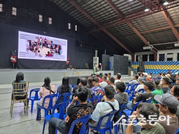 영주시가 필리핀 로살레스시 계절근로자와 현지 주민, 청소년을 대상으로 한국문화 및 디지털 역량 강화 교육을 실시하고 있는 모습. 사진제공ㅣ영주시