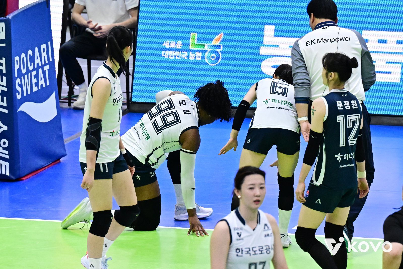 한국도로공사 모마(99번)가 24일 수원체육관서 열린 현대건설과 V리그 여자부 원정경기 5세트 막판 발목 통증을 호소하다 스스로 일어서고 있다. 사진제공|KOVO