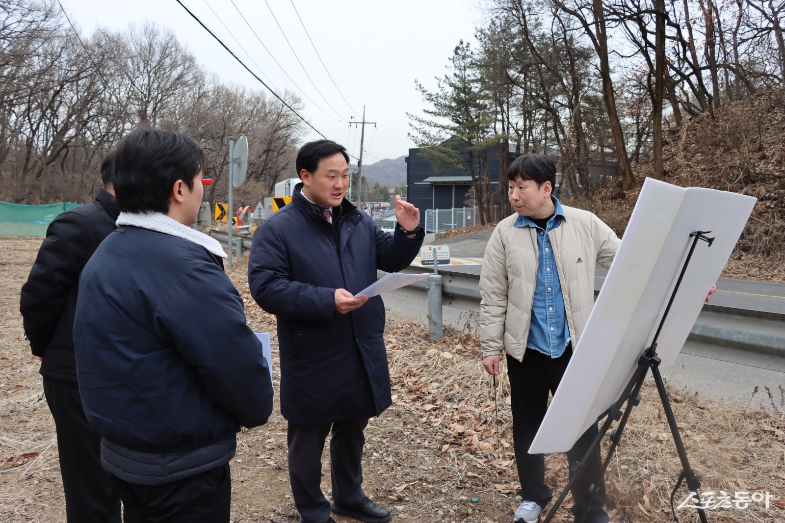 고준호 경기도의회 의원(국민의힘·파주1)은 지난 24일 경기도 북부도로과 관계자들과 함께 국지도78호선 광탄(용미~신산) 구간을 현장 방문해 사업 추진 현황을 점검하고, 총사업비 협의 및 후속 행정절차의 신속한 이행을 요청했다. 사진제공｜고준호 의원