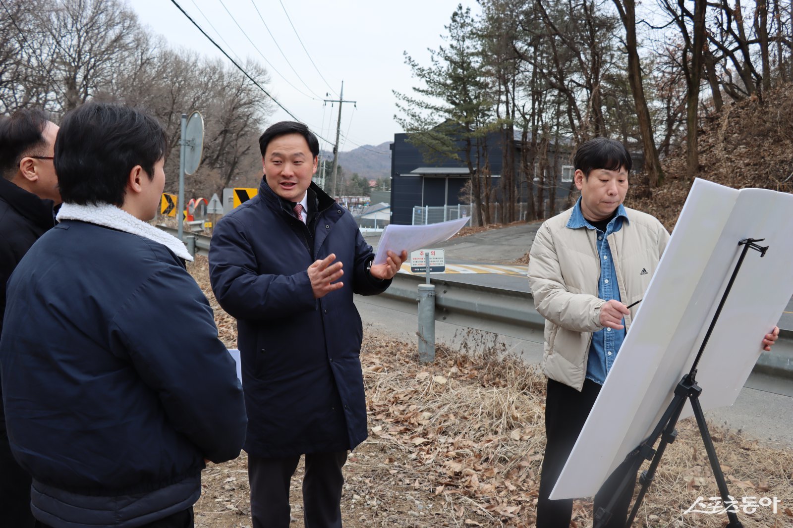 고준호 경기도의회 의원(국민의힘·파주1)은 지난 24일 경기도 북부도로과 관계자들과 함께 국지도78호선 광탄(용미~신산) 구간을 현장 방문해 사업 추진 현황을 점검하고, 총사업비 협의 및 후속 행정절차의 신속한 이행을 요청했다. 사진제공｜고준호 의원