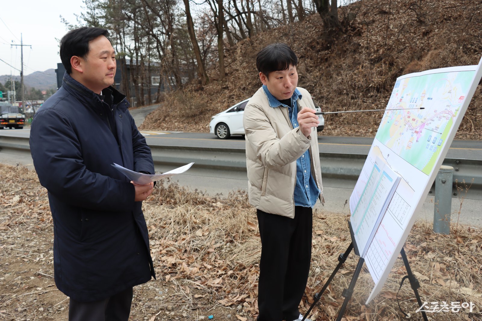 고준호 경기도의회 의원(국민의힘·파주1)은 지난 24일 경기도 북부도로과 관계자들과 함께 국지도78호선 광탄(용미~신산) 구간을 현장 방문해 사업 추진 현황을 점검하고, 총사업비 협의 및 후속 행정절차의 신속한 이행을 요청했다. 사진제공｜고준호 의원