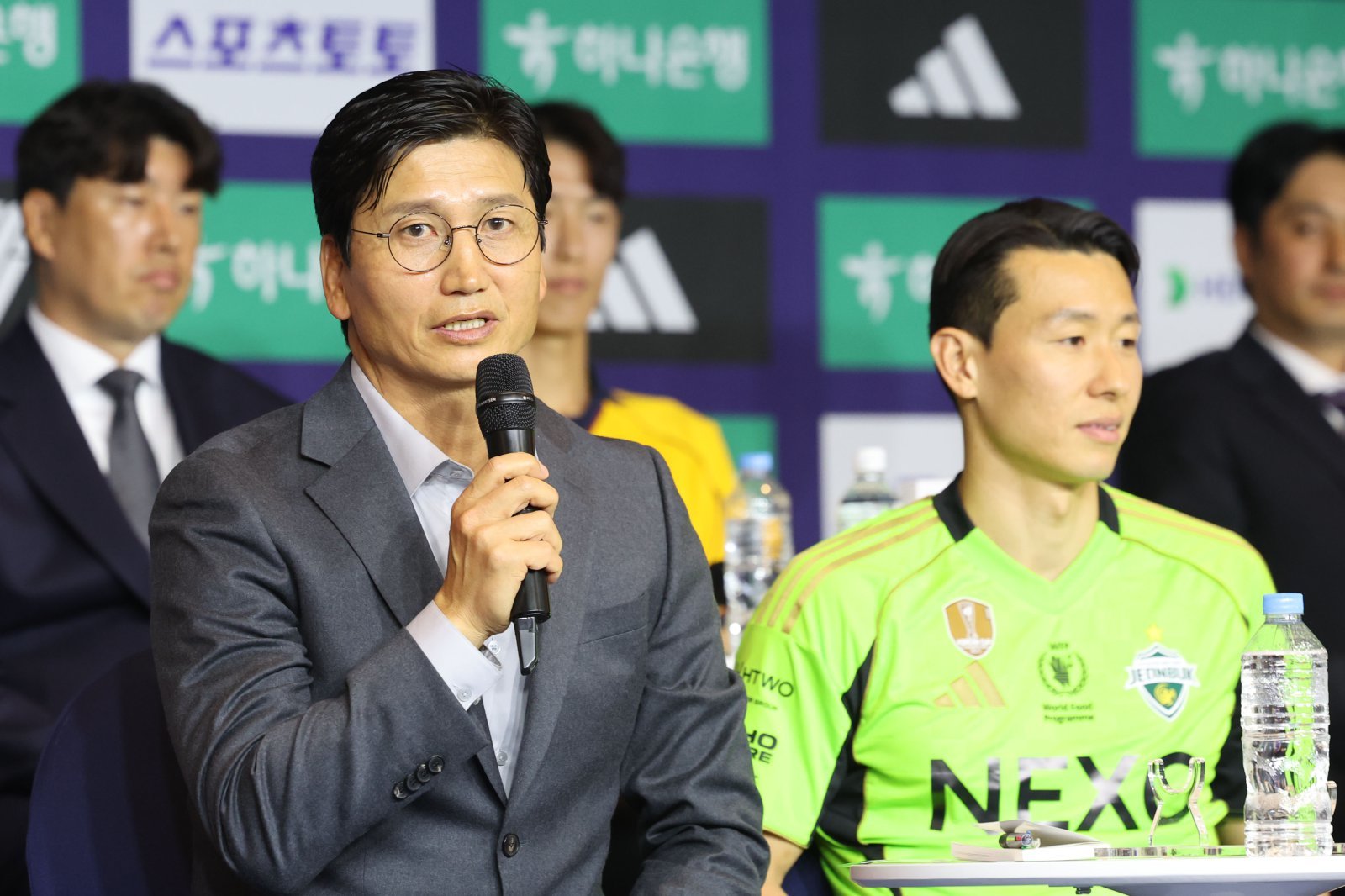 전북 현대 정정용 감독(왼쪽)이 주장 김태환과 함께 참석한 24일 서울 서대문구 스위스그랜드호텔서 진행된 ‘하나은행 K리그 2026 개막 미디어데이’에서 소감을 밝히고 있다. 뉴시스