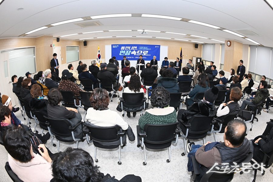 지난해 12월, 경인고속도로 인근 소규모주택정비사업 구역의 방음벽 설치 민원 해결을 위한 시민과의 만남 ‘틈만나면, 현장속으로’ 행사 전경. 사진제공｜부천시