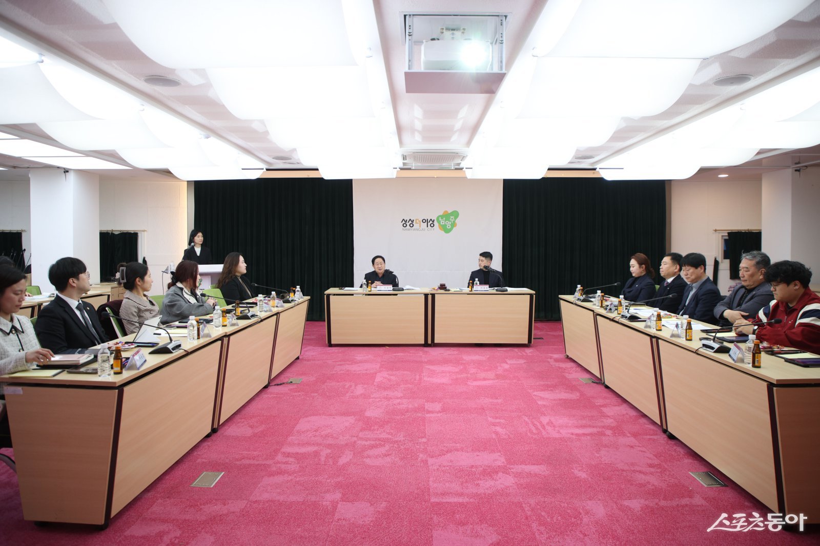 주광덕 시장(가운데 윈쪽)은 24일 시청 여유당에서 남양주시 청년정책위원회 정기회의를 열고 2026년 청년정책을 진행하고 있다. 사진제공ㅣ남양주시 