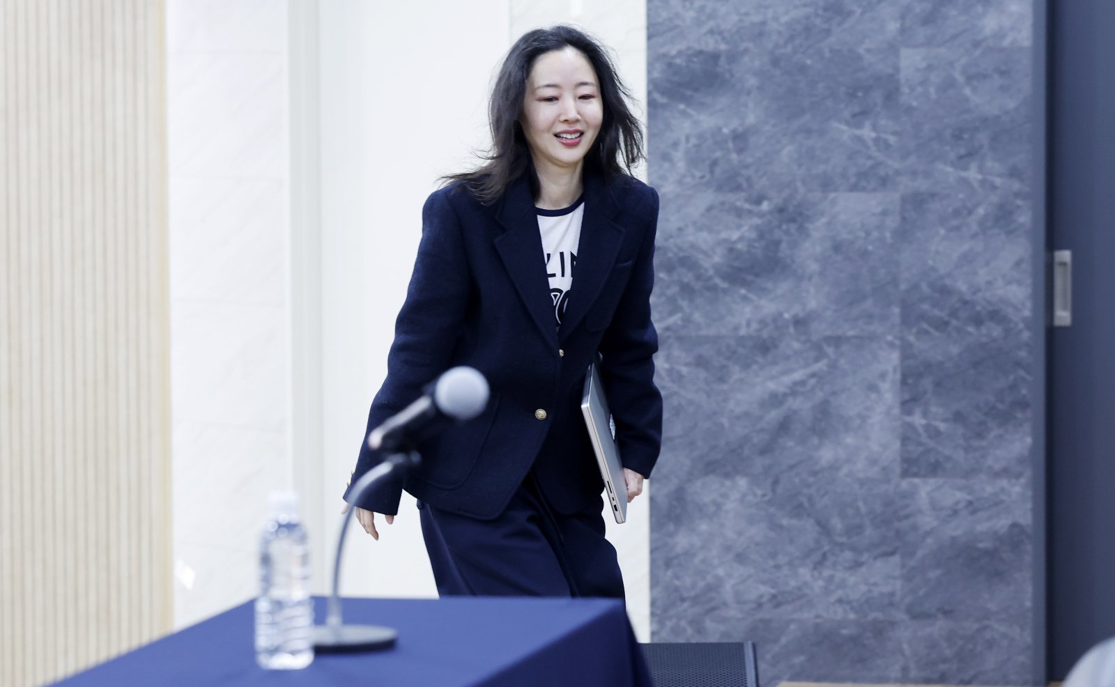 [서울=뉴시스] 김혜진 기자 = 민희진 오케이 레코즈 대표가 25일 서울 종로구 교원 챌린지홀에서 열린 1심 소송 결과와 향후 계획 등 발표를 위한 기자회견에 참석하고 있다. 2026.02.25. jini@newsis.com