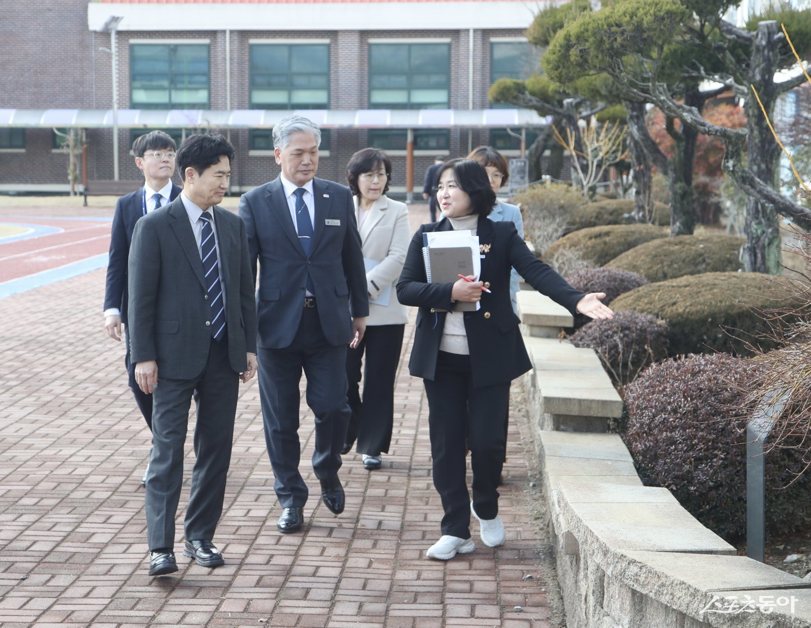 김대중 전남교육감과 장흥장평중학교 교육가족들이 학교시설을 둘러보고 있다. 사진제공 I 전라남도교육청