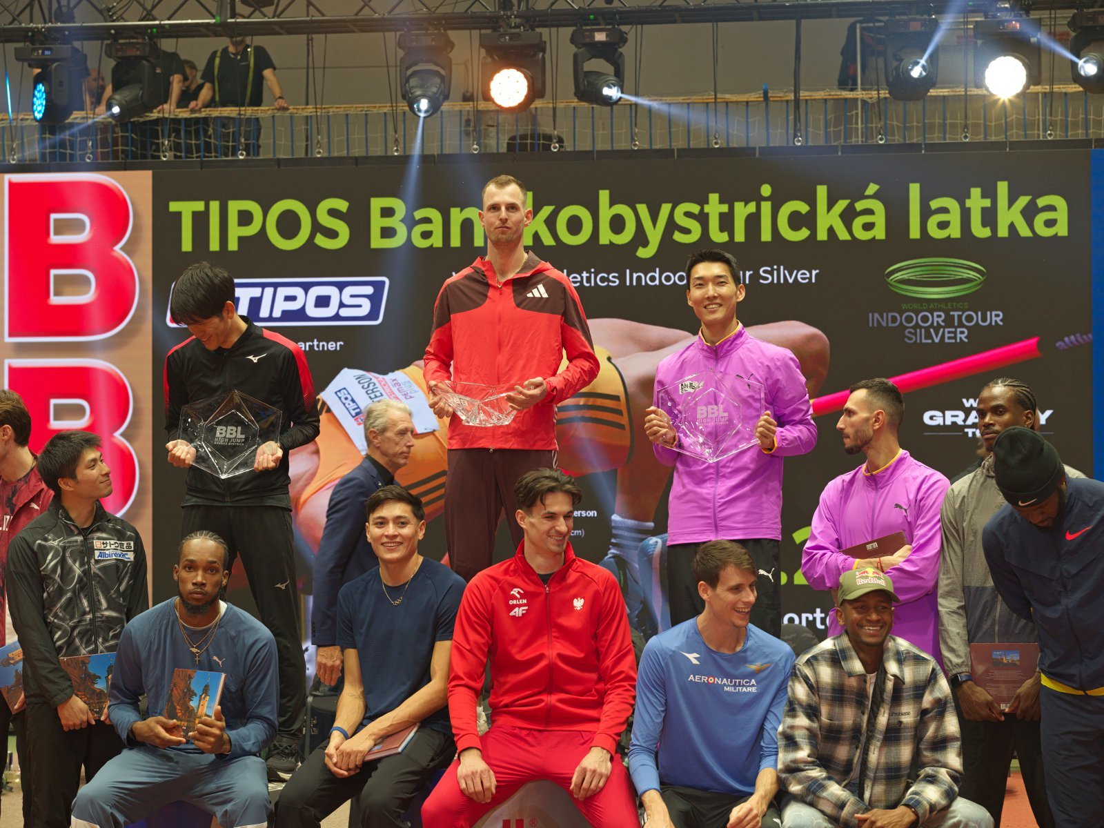 우상혁(뒤 오른쪽 끝)이 25일(한국시간) 슬로바키아의 두클라 스포츠 홀에서 벌어진 반스카비스트리차 실내대회 남자 높이뛰기 결선서 동메달을 따낸 뒤 참가자들과 기뻐하고 있다. 사진제공│대한육상연맹