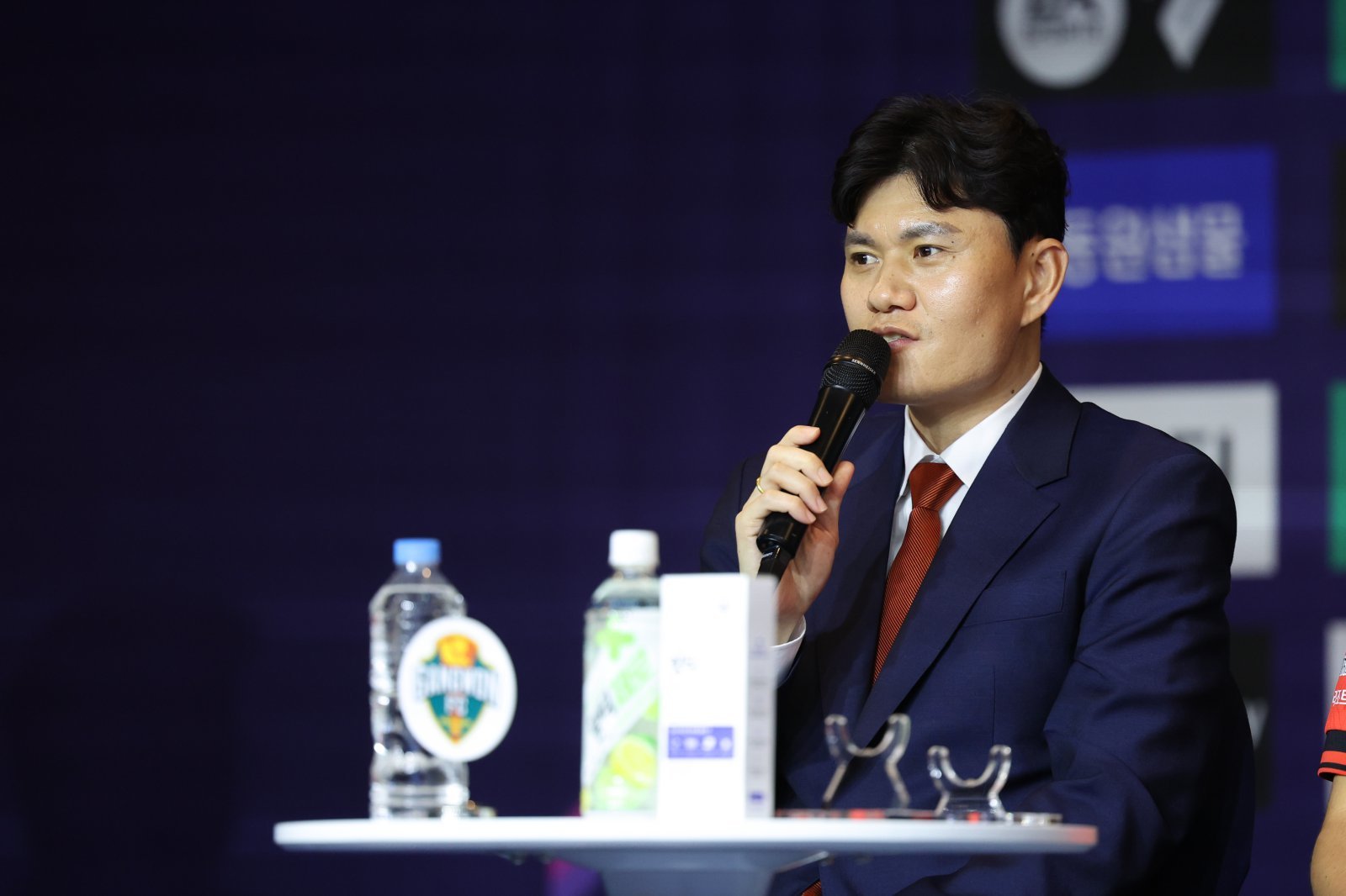 강원 정경호 감독이 25일 서울 홍은동 스위스그랜드호텔에서 열린 ‘하나은행 K리그 2026 개막 미디어데이’에서 새 시즌 목표를 말하고 있다. 사진제공|한국프로축구연맹