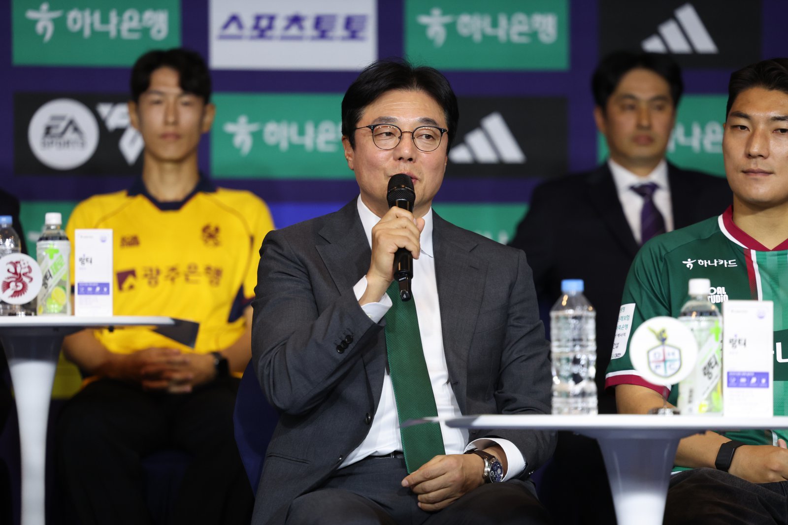 대전하나 황선홍 감독이 25일 서울 홍은동 스위스그랜드호텔에서 열린 ‘하나은행 K리그 2026 개막 미디어데이’에서 새 시즌 목표를 말하고 있다. 사진제공|한국프로축구연맹