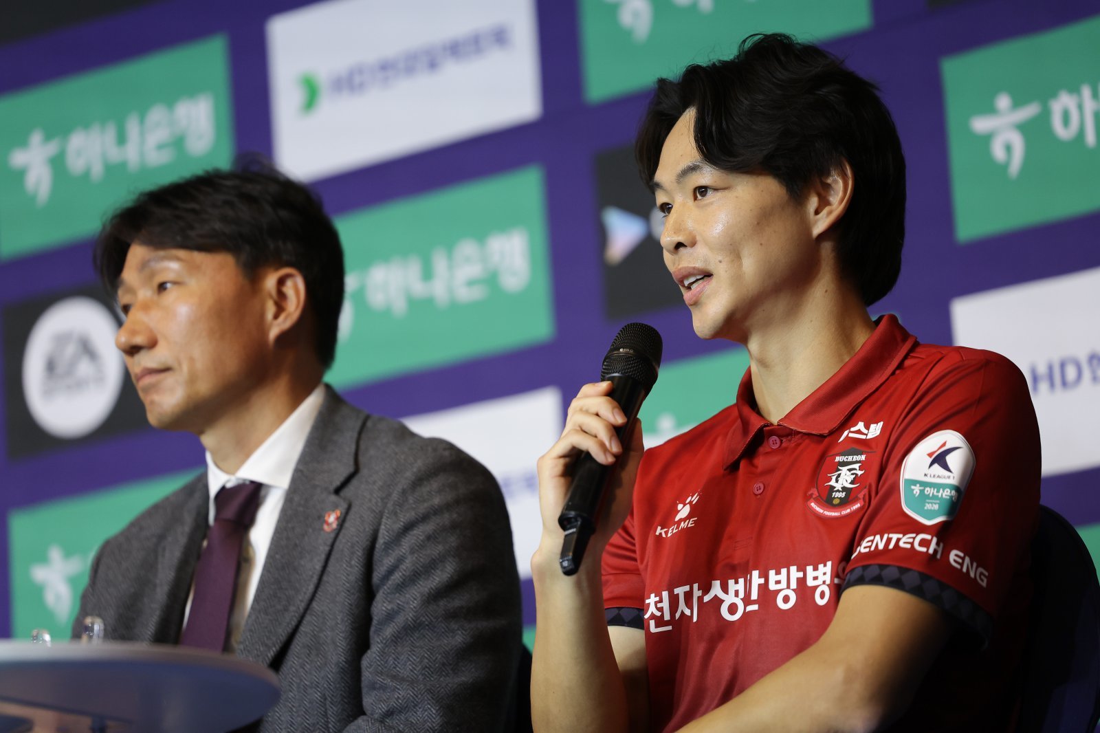 새 시즌 승격팀 인천과 부천은 25일 서울 홍은동 스위스그랜드호텔서 열린 K리그 개막 미디어데이서 많은 관심을 받았다. 이날 취재진의 질문에 응답하는 부천 주장 한지호(오른쪽). 사진제공│한국프로축구연맹