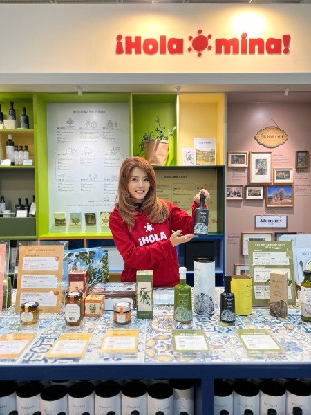 손미나 코알라컴퍼니 대표가 올라미나 부스에서 오일 관련 제품을 소개하고 있다.    사진출처=손미나 인스타그램