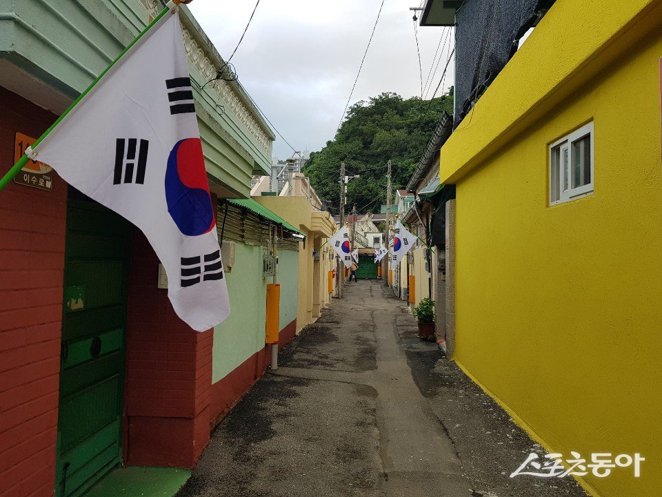 순천시 조곡동 일대에서 제107주년 3·1절과 제헌절 법정공휴일 지정을 기념해 대대적인 태극기 달기 운동과 풍물놀이를 전개한다. 사진제공│순천시