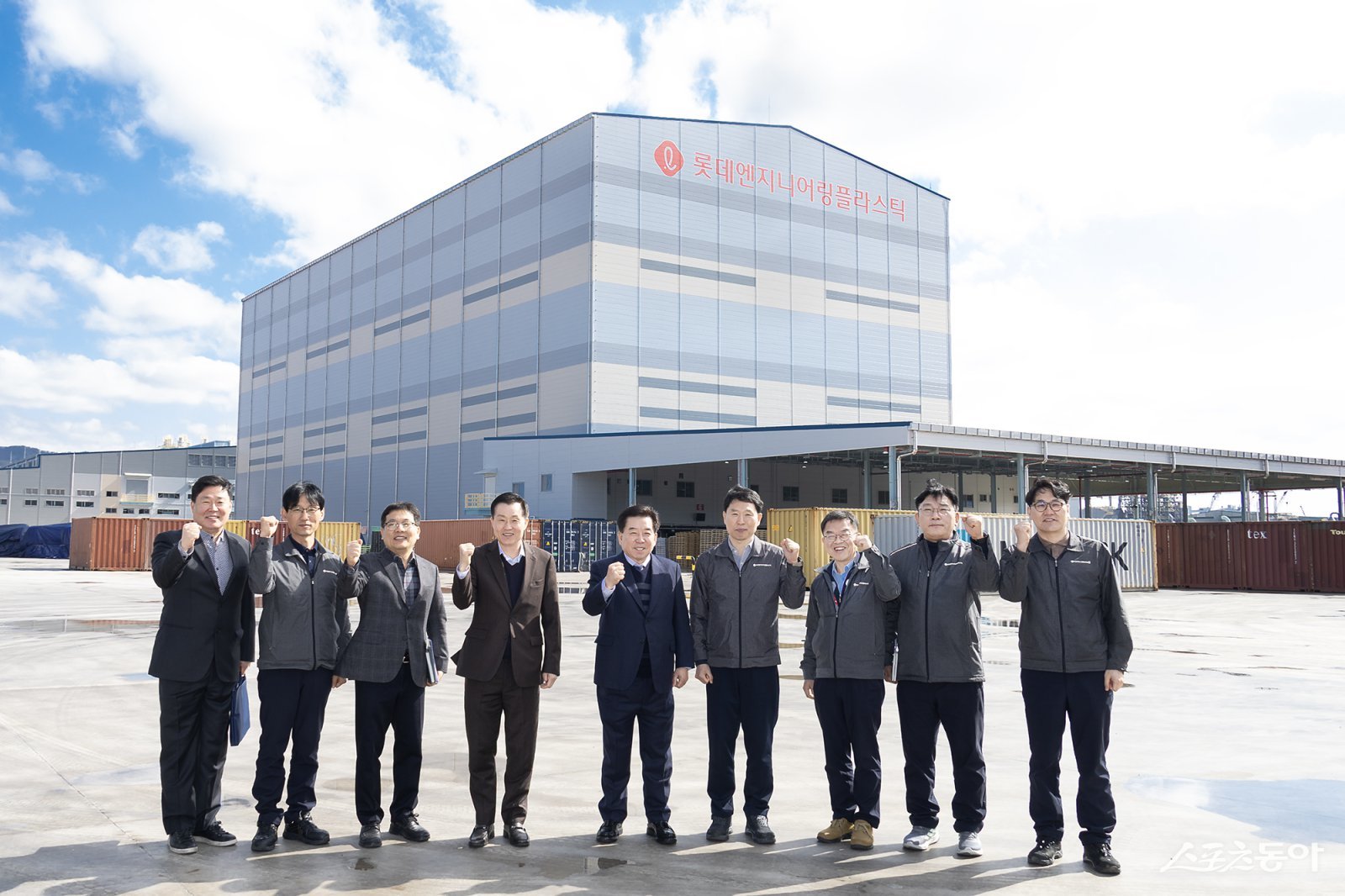 구충곤 광양만권경제자유구역청이 25일 롯데엔지니어링플라스틱(구 삼박엘에프티) 율촌공장을 방문해 임직원들을 격려하고 기념촬영을 하고 있다. 사진제공│광양경자청