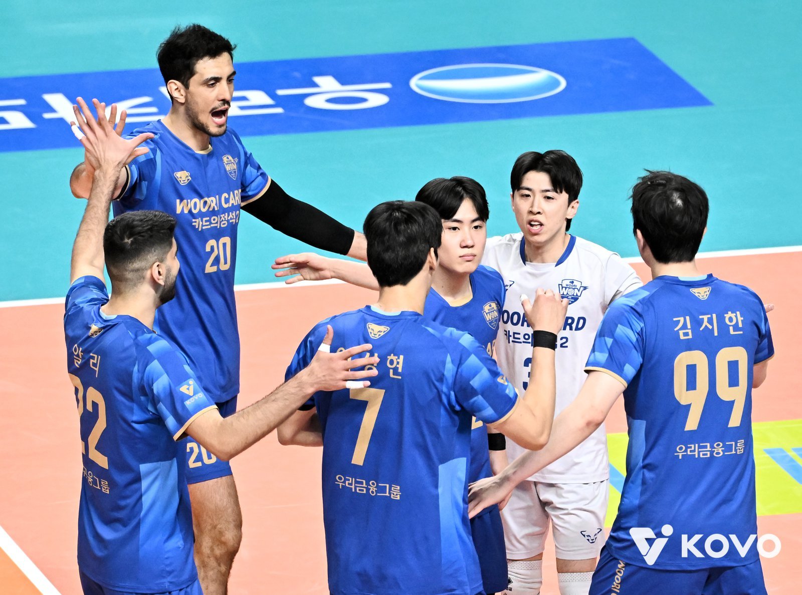 [SD 장충 라이브] ‘5연승’ 우리카드 누가 막나? 파죽의 5연승 질주…하위권에서 당당히 ‘봄배구’ 꿈꾸는 팀으로! OK저축은행 꺾고 6위에서 5위로 상승