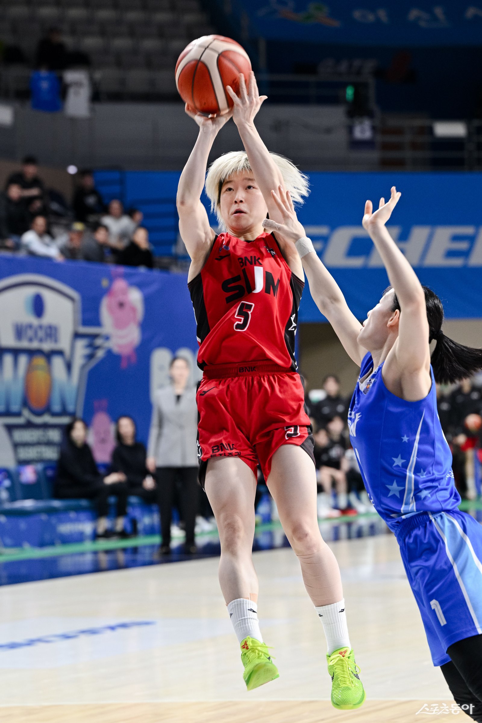 김소니아 5반칙 퇴장 후 똘똘 뭉친 BNK 썸…안혜지, 3점슛 6방으로 4위 도약 앞장 [SD 아산 리포트]