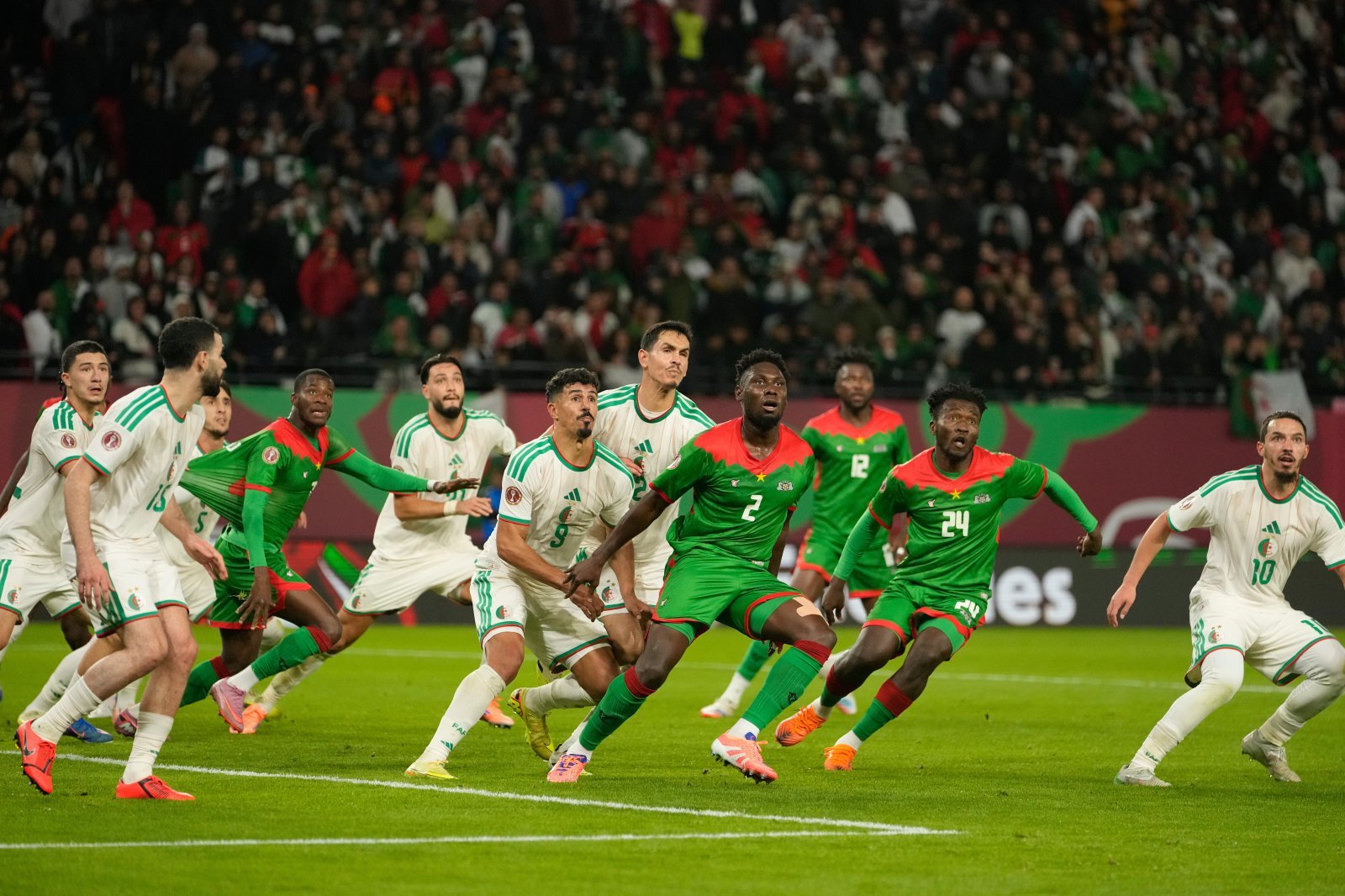 前 EPL 심판의 작심발언…“반칙 사각지대 많고 통제 불가능한 코너킥에 대한 조처 필요해”