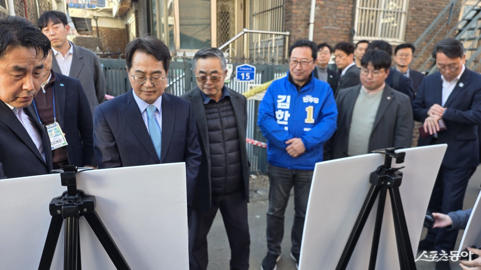 김동현 지사(윈쪽 두번째)는 25일 달달버스는 남양주시 퇴계원읍 퇴계원 공원 2길 재개발 정비사업현장에서 브리핑을 받고 있다. 사진ㅣ고성철 기자