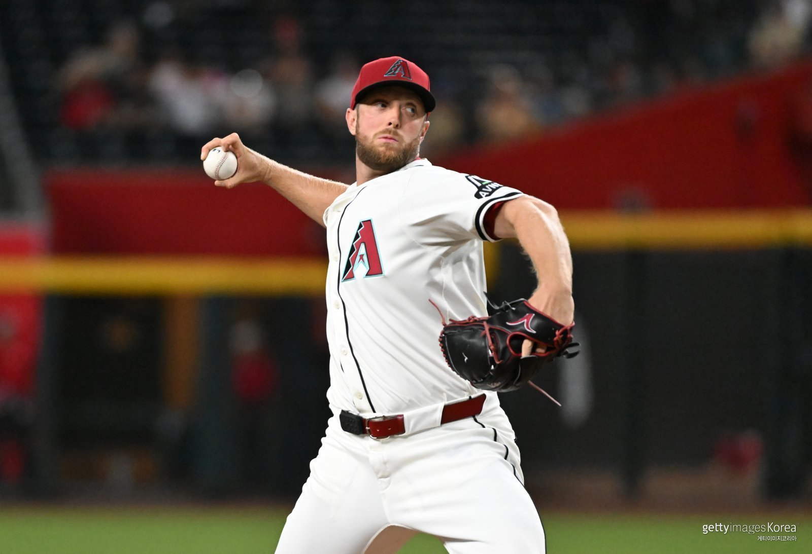 ‘역수출 신화에 삐끗?’ 켈리, 대형 계약 후 허리 부상 ‘개막전 불발’