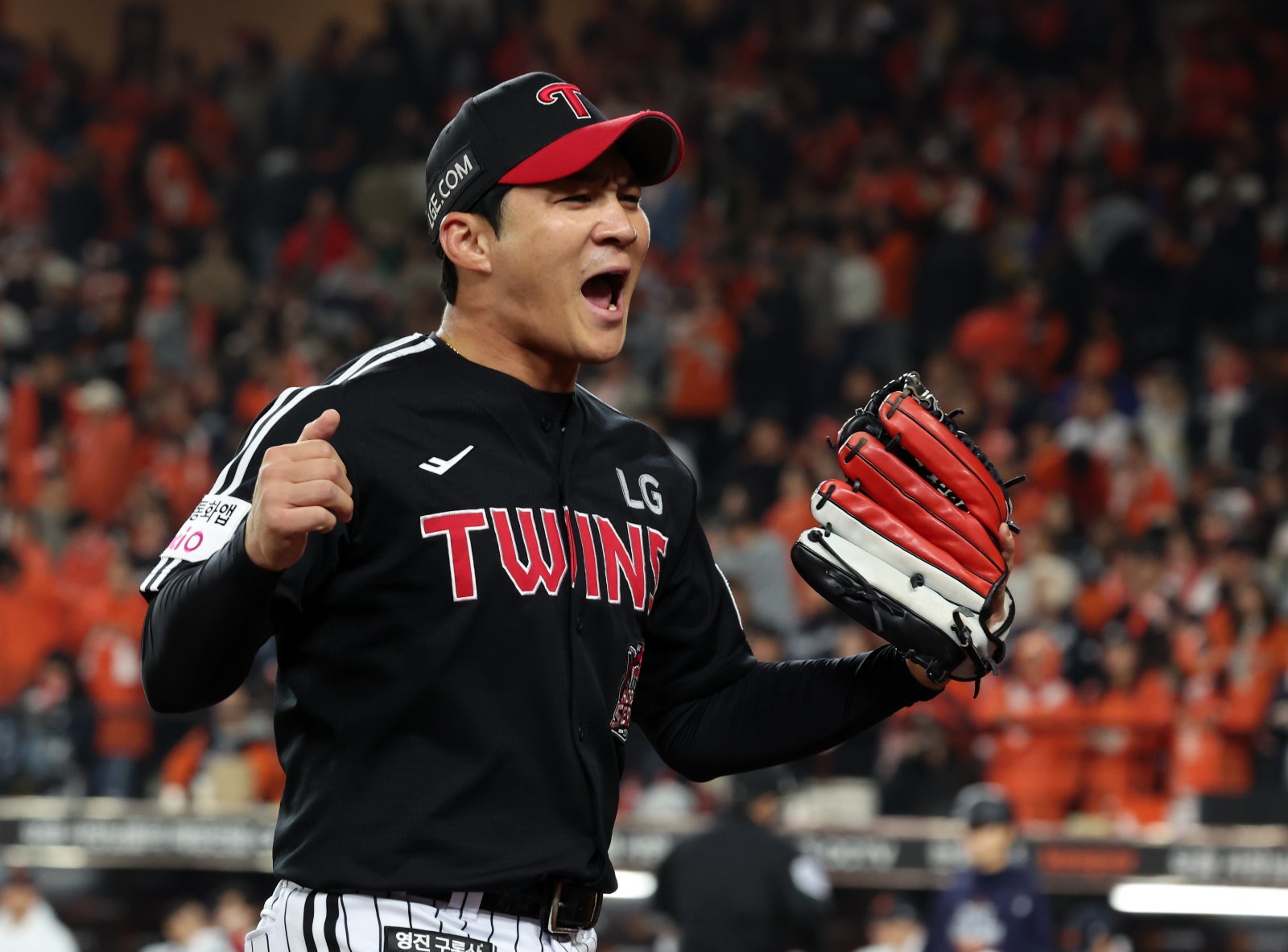 미국 애리조나서 1차 스프링캠프를 마친 오지환이 25일 2차 캠프가 열리는 일본 오키나와에 입성했다. 오지환은 “타율 0.280과 20홈런 정도를 달성하고 싶다”라며 명확한 2026시즌 목표를 밝혔다. 뉴시스