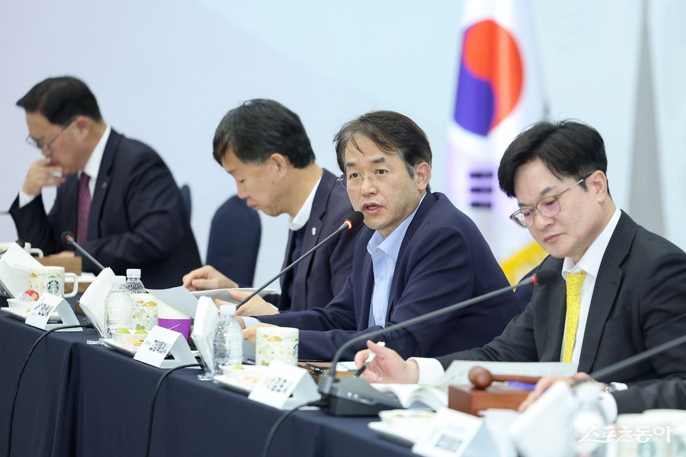 이동환 시장(오른쪽 두번째)이 지난 25일 김포미디어아트센터에서 열린 제10차 ‘경기도시장군수협의회 에서 발언하고 있다. 사진제공ㅣ고양시