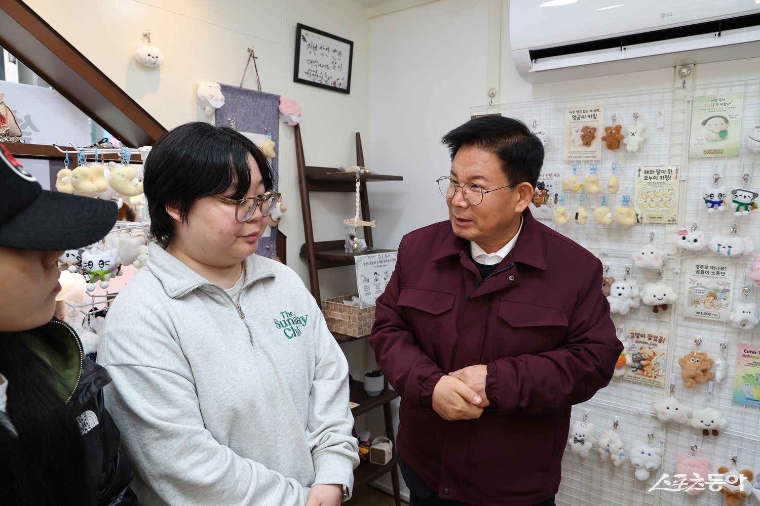 마포 청년상인과 대화를 나누는 박강수 마포구청장. 마포구 제공