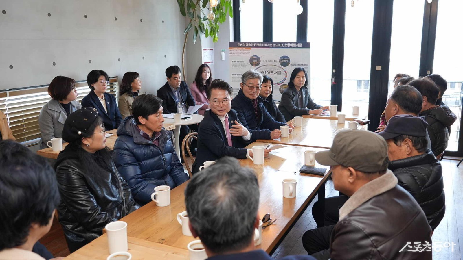 육동한 춘천시장이 26일 열린 소양아트서클+근화소양상권 상생 간담회서 상인들과 이야기를 나누고 있다. 춘천시 제공